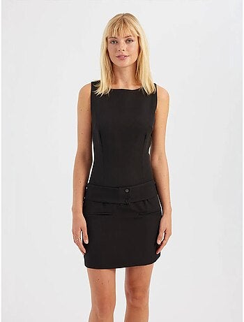 Vestido mini con cuello barco y detalle de cinturón
