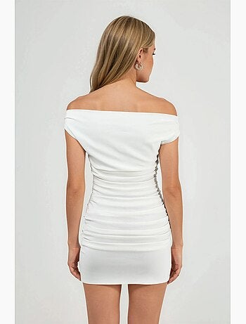 Vestido mini con cuello barco y hombros descubiertos hiccup