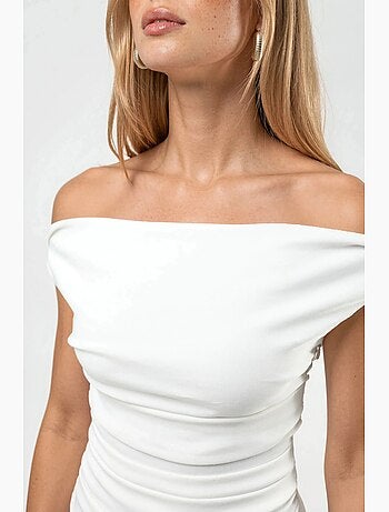 Vestido mini con cuello barco y hombros descubiertos hiccup