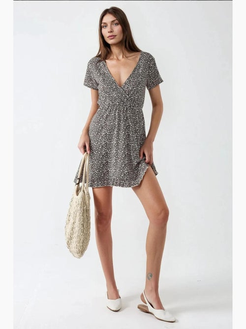 Vestido mini con cuello en v y estampado floral hiccup - Kiabi Vestido mini con cuello en v y estampado floral hiccup - Kiabi