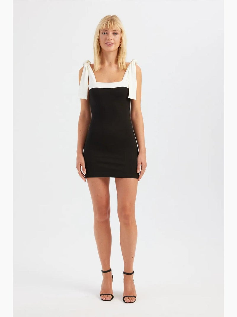 Vestido mini de cuello cuadrado con detalle de lazo y bloques de color hiccup Negro - Kiabi