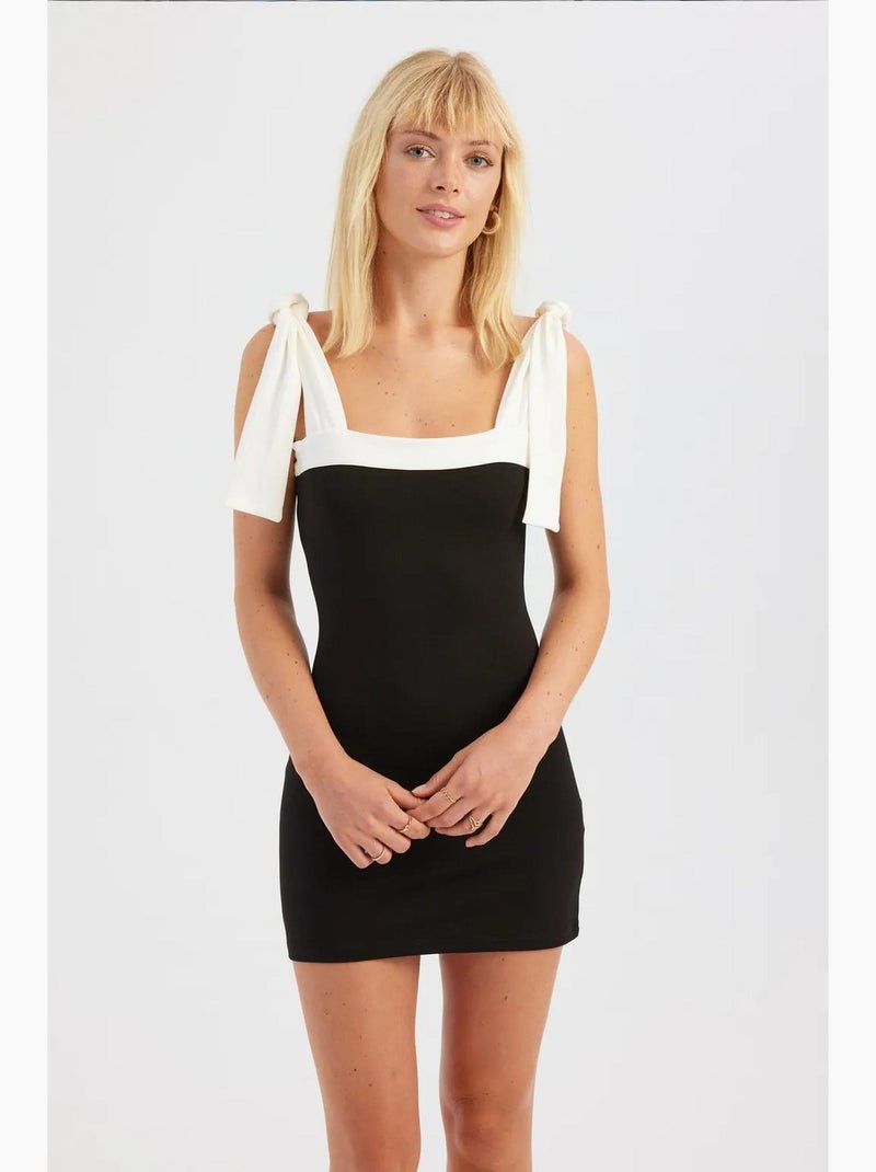 Vestido mini de cuello cuadrado con detalle de lazo y bloques de color hiccup Negro - Kiabi