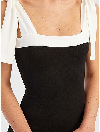 Vestido mini de cuello cuadrado con detalle de lazo y bloques de color