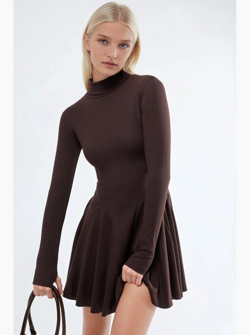 Vestido mini de jersey de cuello alto con diseño de paneles de busem - Kiabi