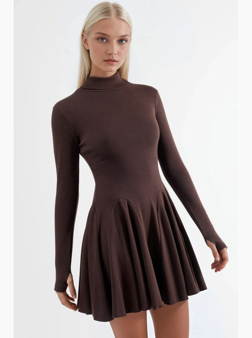 Vestido mini de jersey de cuello alto con diseño de paneles de busem - Kiabi