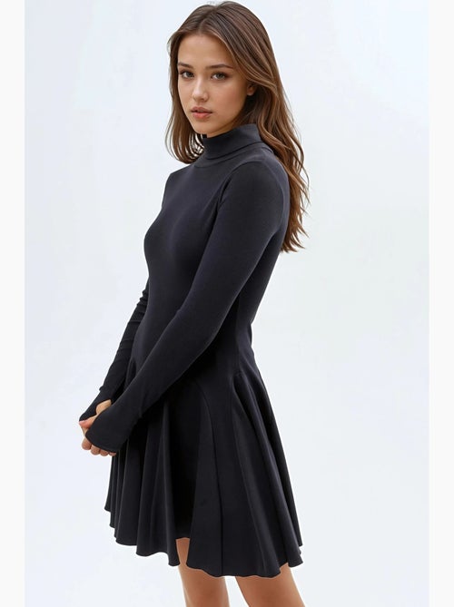 Vestido mini de jersey de cuello alto con diseño de paneles de busem - Kiabi Vestido mini de jersey de cuello alto con diseño de paneles de busem - Kiabi