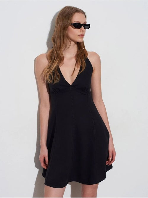 Vestido mini de línea a con cuello halter dilvin - Kiabi Vestido mini de línea a con cuello halter dilvin - Kiabi