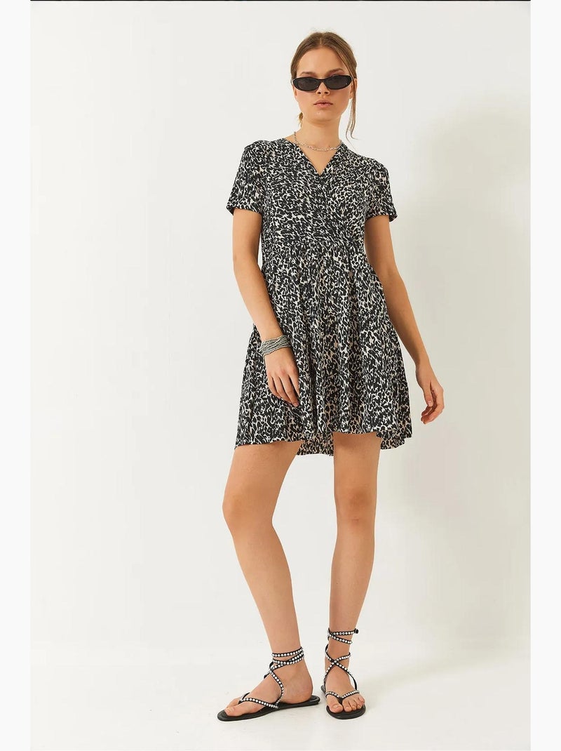 Vestido mini de manga corta con estampado y cuello cruzado lucci Negro - Kiabi