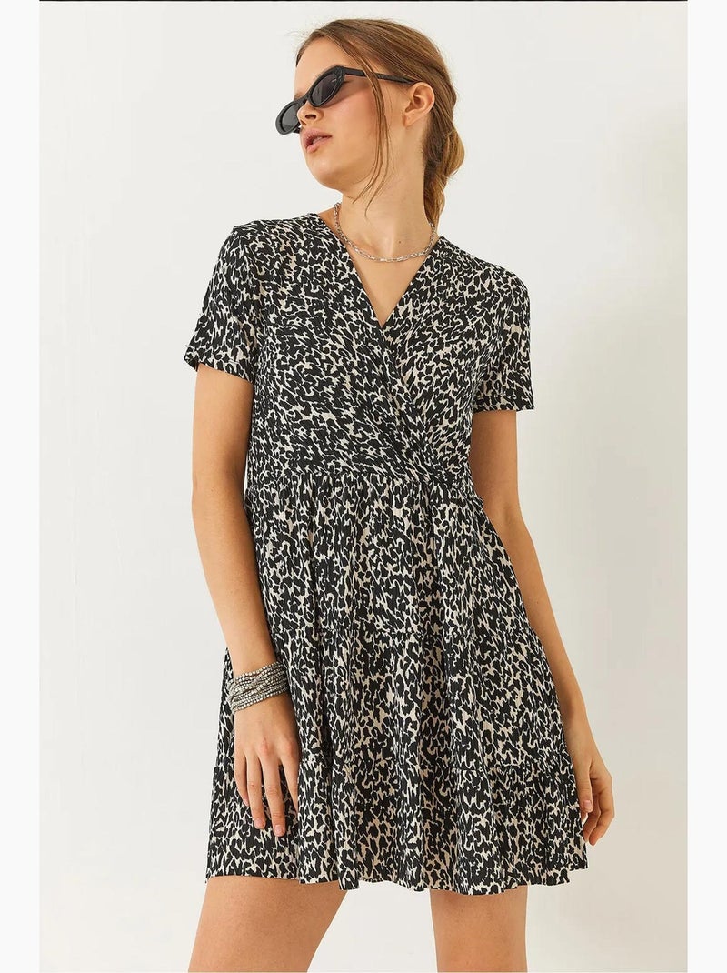 Vestido mini de manga corta con estampado y cuello cruzado lucci Negro - Kiabi