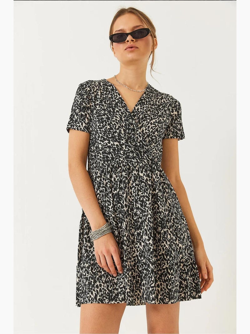 Vestido mini de manga corta con estampado y cuello cruzado lucci Negro - Kiabi