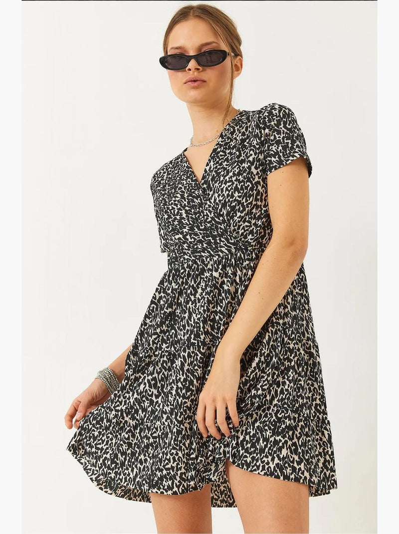 Vestido mini de manga corta con estampado y cuello cruzado lucci Negro - Kiabi
