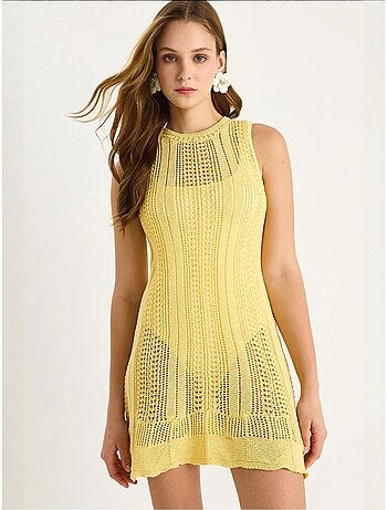 Vestido mini de punto texturizado con cuello halter y detalle de encaje lucci