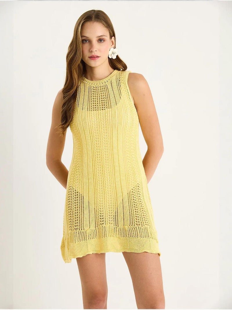 Vestido mini de punto texturizado con cuello halter y detalle de encaje lucci Ámbar - Kiabi