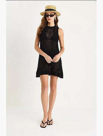Vestido mini de punto texturizado con cuello halter y detalle de encaje lucci