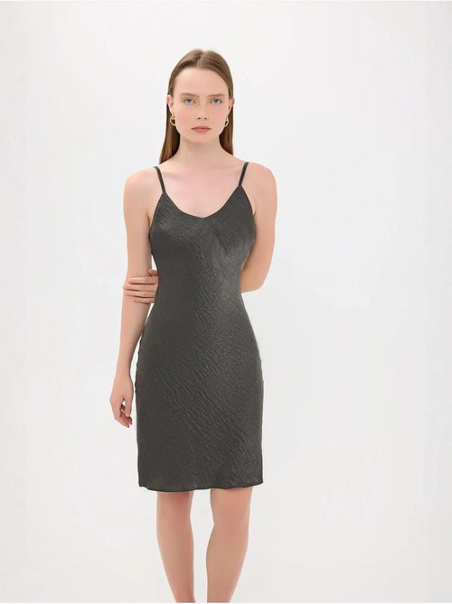 Vestido mini de satén sin mangas de corte A - Kiabi Vestido mini de satén sin mangas de corte A - Kiabi