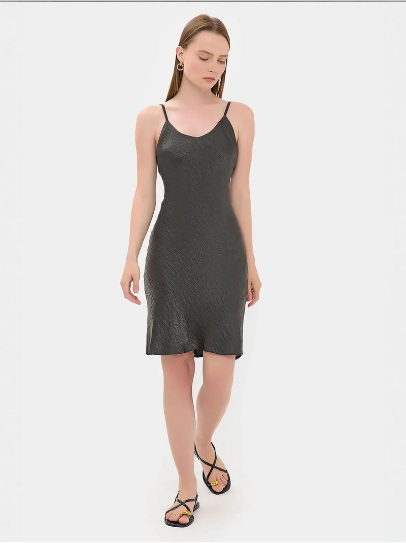 Vestido mini de satén sin mangas de corte A Negro - Kiabi