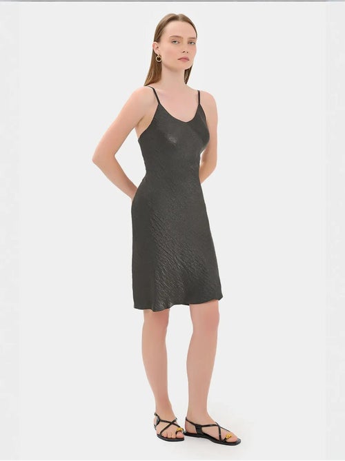 Vestido mini de satén sin mangas de corte A - Kiabi Vestido mini de satén sin mangas de corte A - Kiabi
