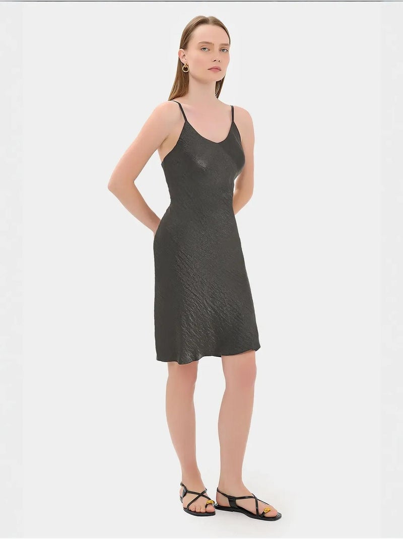 Vestido mini de satén sin mangas de corte A Negro - Kiabi