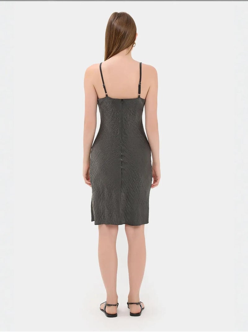 Vestido mini de satén sin mangas de corte A Negro - Kiabi