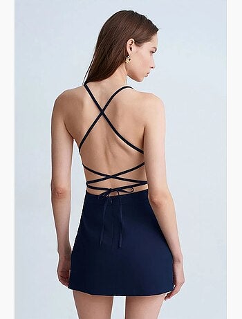 Vestido mini entallado con escote cuadrado y detalle cut-out dilvin