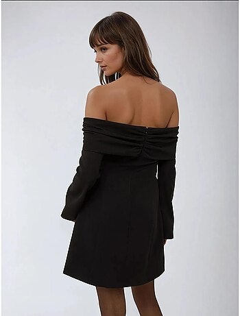 Vestido mini exclusivo con hombros descubiertos y detalle de botones