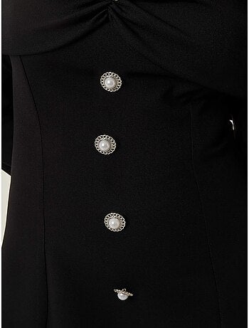 Vestido mini exclusivo con hombros descubiertos y detalle de botones