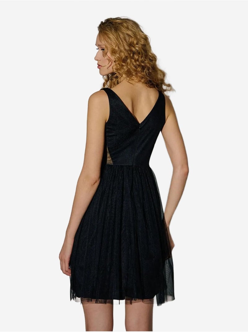Vestido mini patinador de tul con cuello en V y paneles Negro - Kiabi