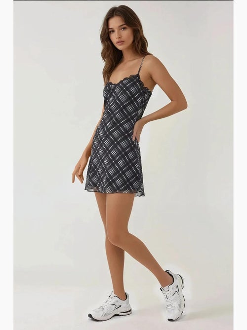 Vestido mini patinador estampado con detalle de encaje hiccup - Kiabi Vestido mini patinador estampado con detalle de encaje hiccup - Kiabi