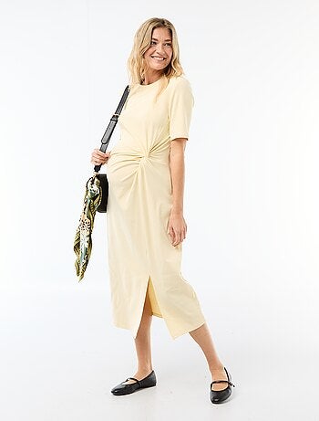 Vestido premamá con torsión frontal