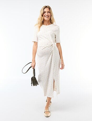 Vestido premamá con torsión frontal