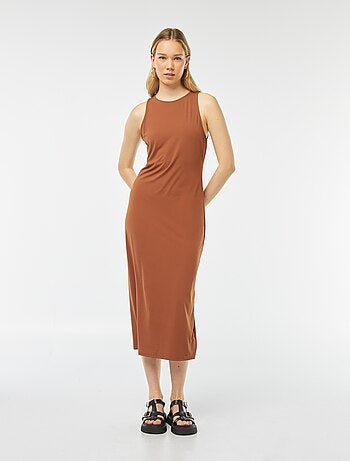 Vestido sin mangas corte midi ajustado