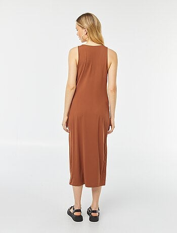 Vestido sin mangas corte midi ajustado