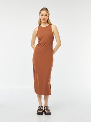 Vestido sin mangas corte midi ajustado