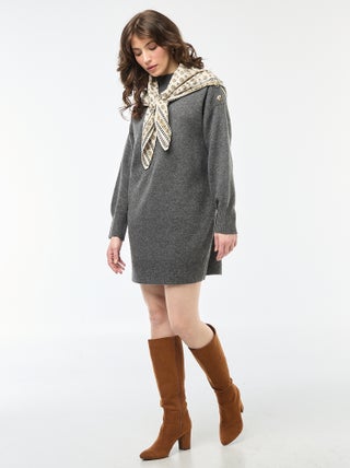 Vestido tipo jersey con botones decorativos