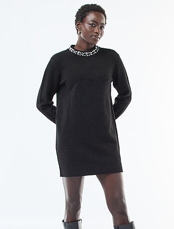 Vestido tipo jersey corto con cuello de pedrería