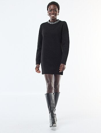 Vestido tipo jersey corto con cuello de pedrería