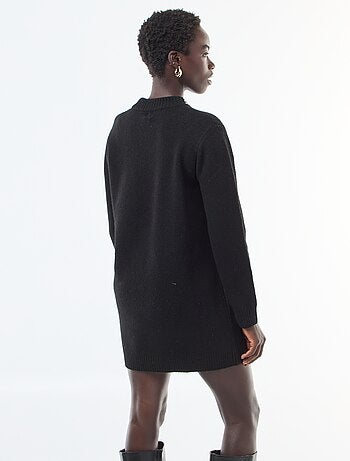 Vestido tipo jersey corto con cuello de pedrería