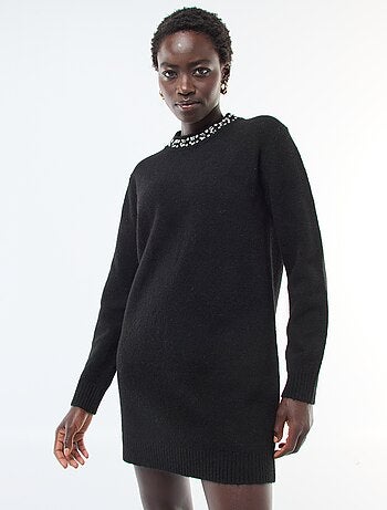 Vestido tipo jersey corto con cuello de pedrería