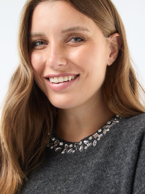 Vestido tipo jersey de punto grueso con strass en el cuello - Kiabi