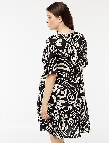 Vestido trapecio estampado con volante en el bajo