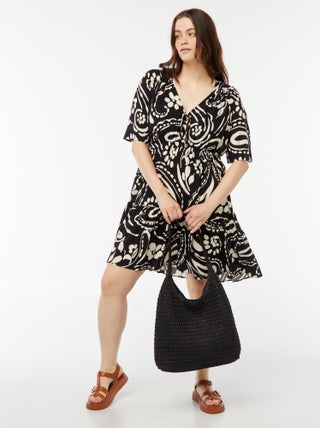 Vestido trapecio estampado con volante en el bajo