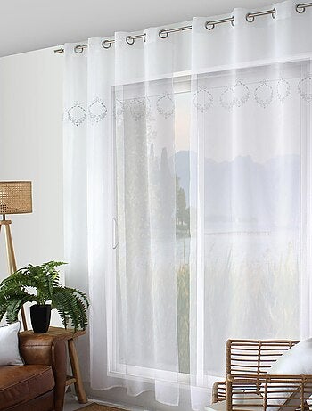 Visillo adornado con 3 bordados