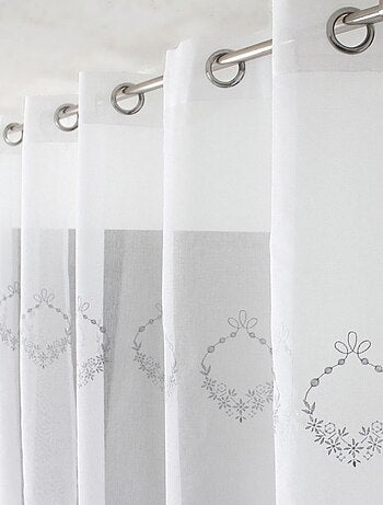 Visillo adornado con 3 bordados