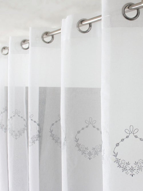 Visillo adornado con 3 bordados - Kiabi