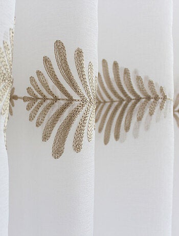 Visillo bordado con motivos vegetales lineales