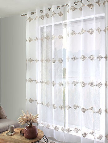 Visillo bordado con motivos vegetales lineales