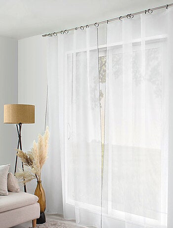 Visillo bordado con ojales negros