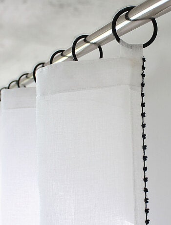 Visillo bordado con ojales negros