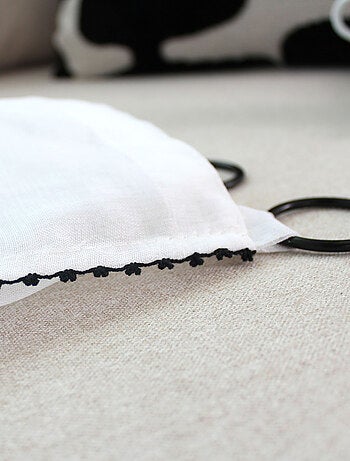 Visillo bordado con ojales negros