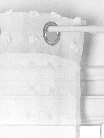 Visillo con ojales y pequeños pompones